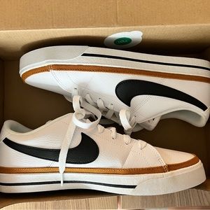 Men’s Nike Court Legacy’s size 8